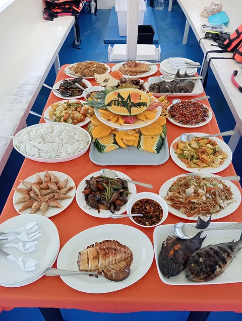 Port Barton tour boat lunch