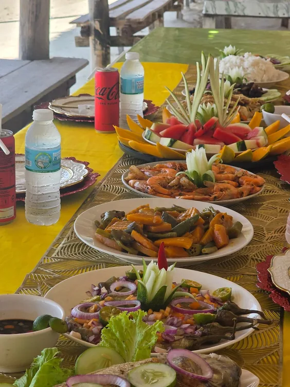Coron tour boat lunch