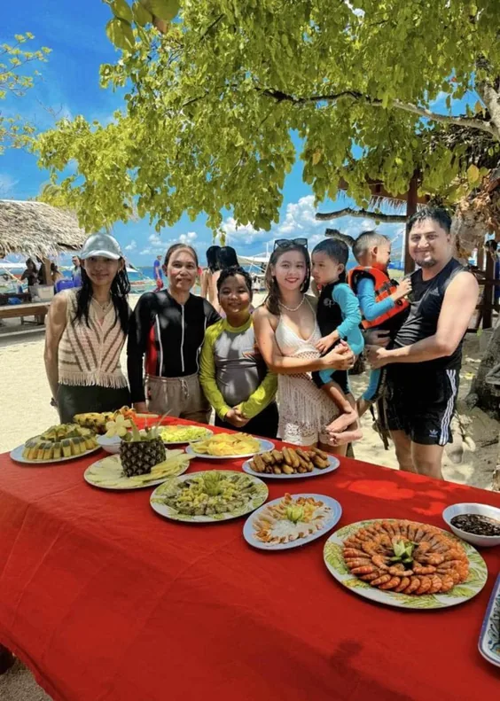 Buffet lunch on Honda Bay tour